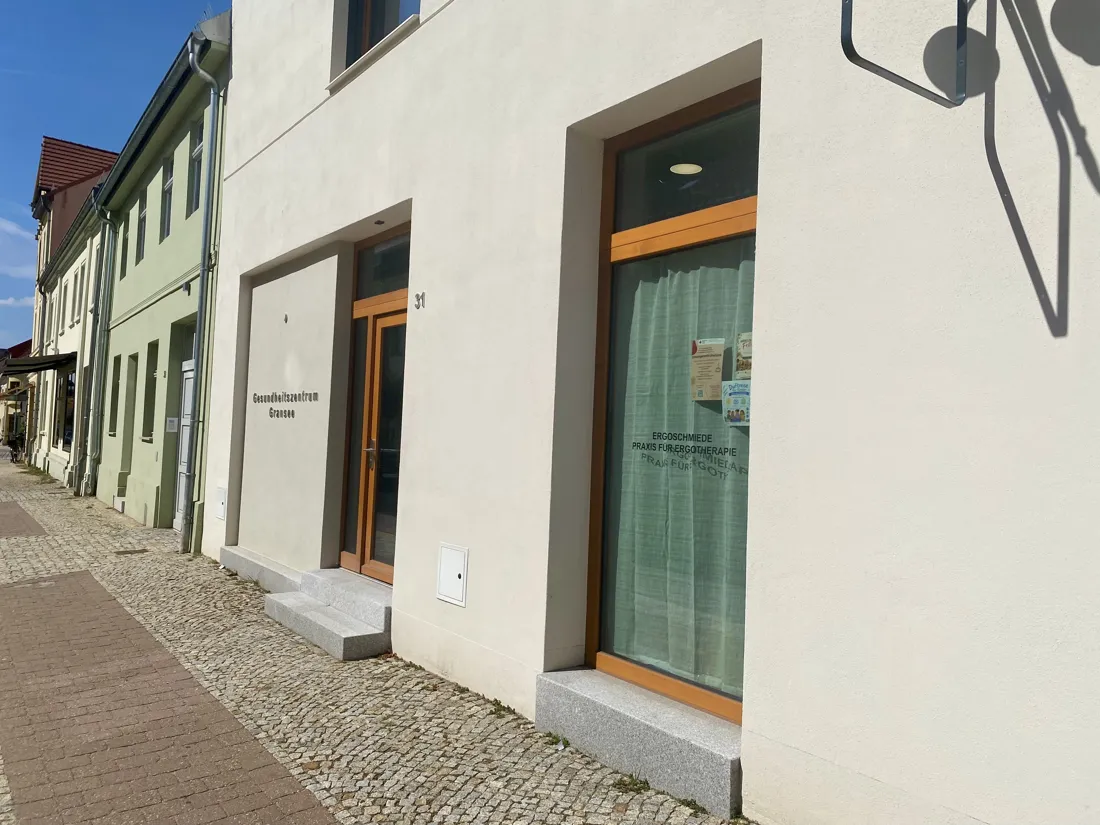 Hauseingang der Ergoschmiede Gransee von der Straße aus gesehen