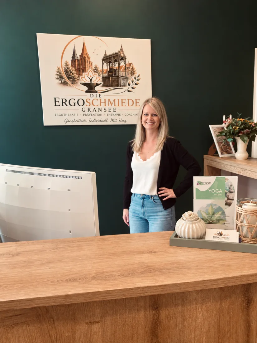 Empfang der Ergoschmiede Gransee mit Logo-Schild an der Wand